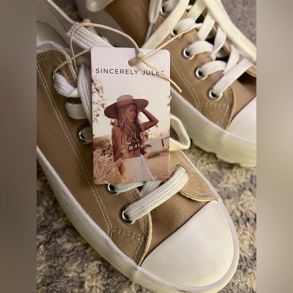 New W Tag Sincerely Jules tan low top platform sneakers
